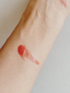 肌色を問わずなじむローズカラー。肌浮きもせず、くすませることもない、絶妙なニュアンス。