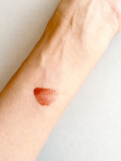 写真だと分かりづらいですが、ゴールドのラメがチラチラ輝くブラウンカラー。