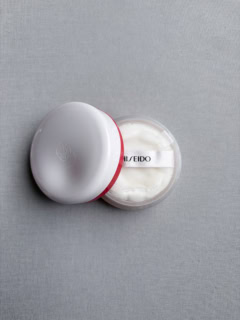SHISEIDO エッセンス スキン セッティングパウダー 01 ¥5,500(SHISEIDO)