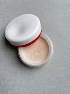 SHISEIDO エッセンス スキン セッティングパウダー 01 ¥5,500 テクスチャー