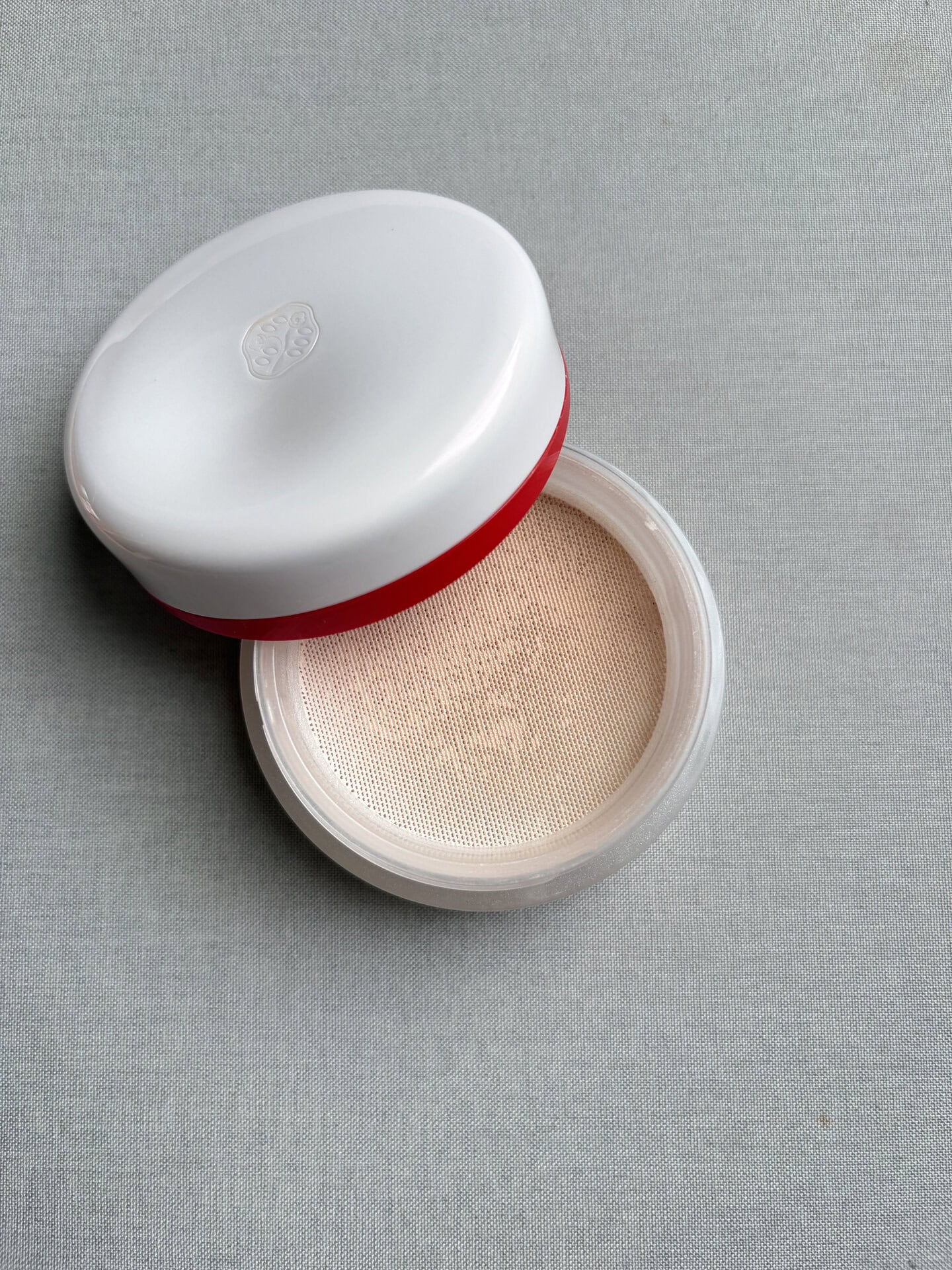 SHISEIDO エッセンス スキン セッティングパウダー 01 ¥5,500 テクスチャー