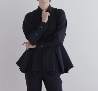 こちらはネイビー。ガラッとムードが変わりますよね。セレモニー的なシーンではロングスカートなどを合わせても素敵です。