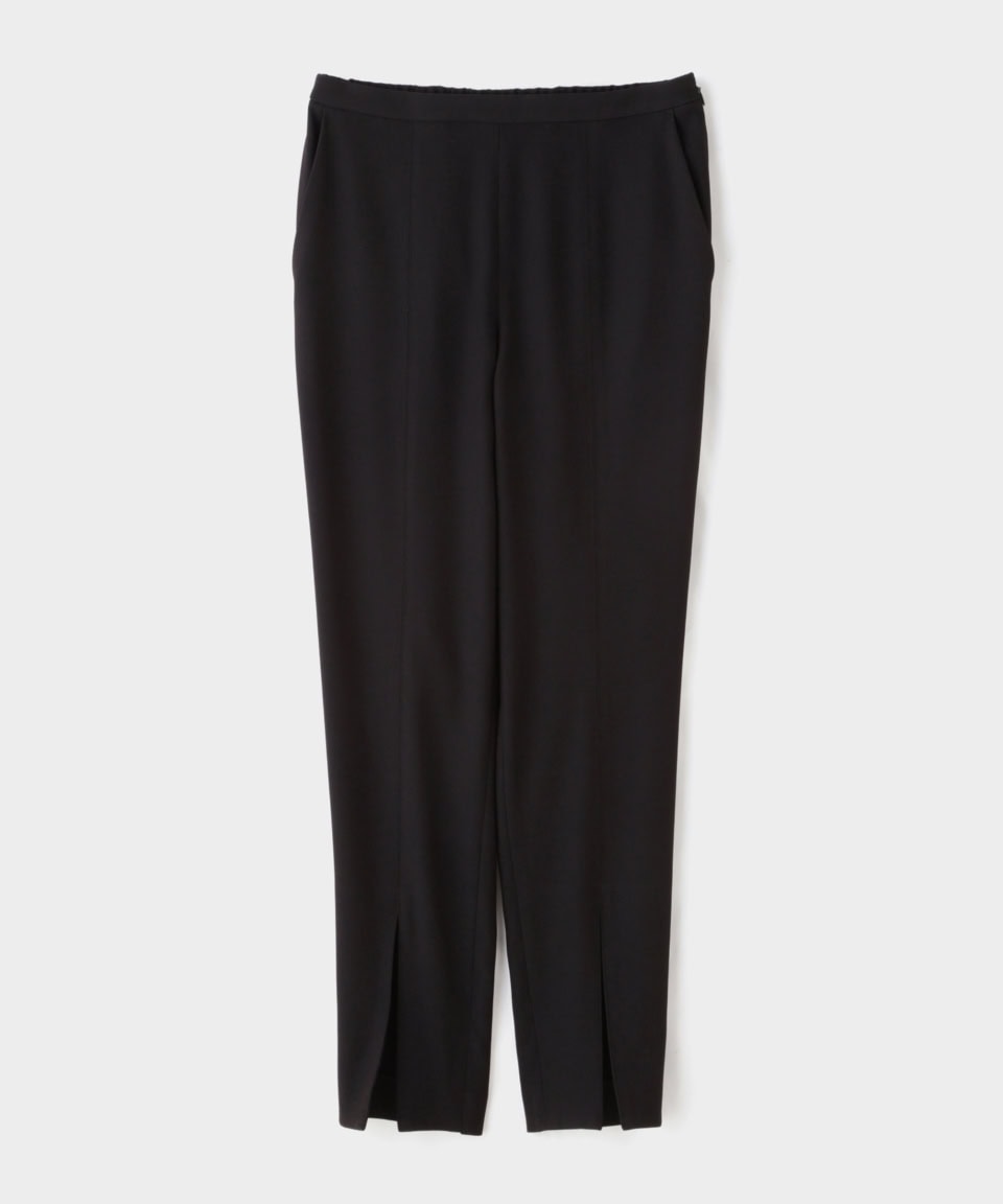 しっかりポケットもあり、一見するとごく普通のテーパードパンツのように見えます。同じような素材感で、フロントスリットではなくサイドジップタイプもあるので、お好みでチョイスしてみてくださいね。カラー展開はブラック、ホワイト、ネイビー。お仕事シーンにはもちろん、お子さんのいらっしゃる方は学校行事にも対応できると購入されることも多いそうですよ。