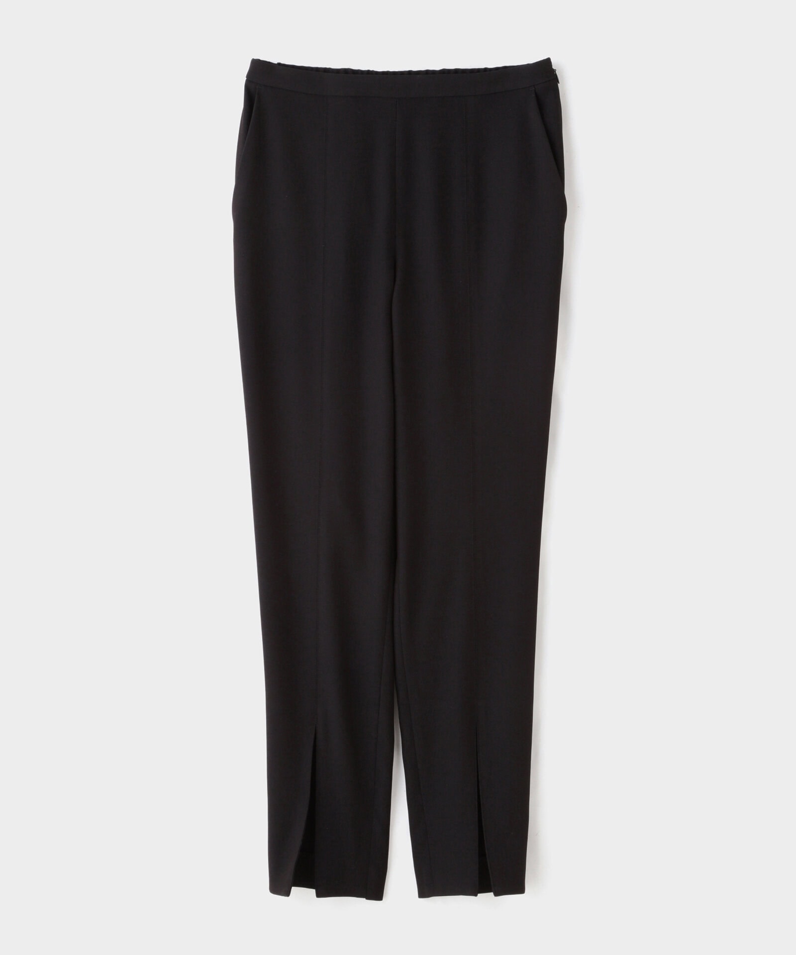 しっかりポケットもあり、一見するとごく普通のテーパードパンツのように見えます。同じような素材感で、フロントスリットではなくサイドジップタイプもあるので、お好みでチョイスしてみてくださいね。カラー展開はブラック、ホワイト、ネイビー。お仕事シーンにはもちろん、お子さんのいらっしゃる方は学校行事にも対応できると購入されることも多いそうですよ。