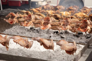 こんなに大量のチキンが回ってる～！圧巻