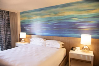 客室は2020年5月に全室リニューアル！ 海と砂浜をイメージした爽やかな雰囲気のお部屋でのんびり過ごして