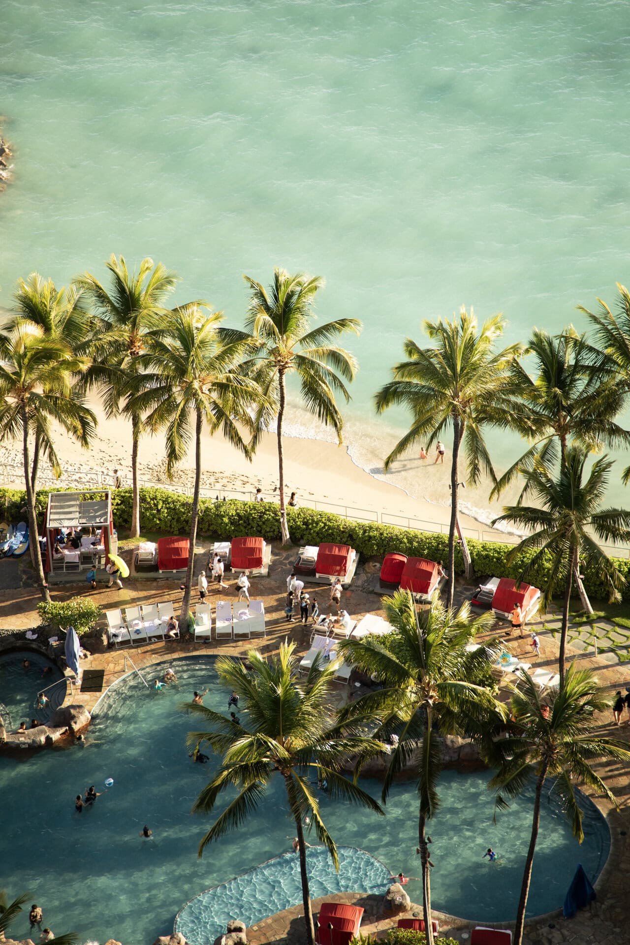 プールは2種類。スライダーもあるので子どもも楽しめる！