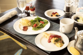 メニューが豊富なのに質が高い！ 全部おいしい！ もちろん、人気の朝食バイキングも堪能。ホテル内レストラン【ザ・ベランダ】では、目の前に広がるワイキキビーチを眺めながらオムレツやパンケーキなどが楽しめます。日本料理も豊富なので、恋しくなったらぜひ