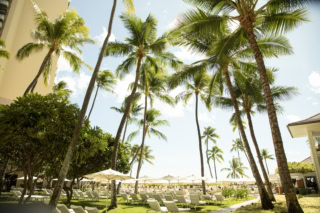 外観・内観共に気品のある白を基調。数えきれないほど魅力的なホテルにあふれているハワイ。新しいホテルも増えてきているけれど、格式あるホテルに滞在してゆっくりした時間を過ごすのも、大人ならではの旅の楽しみ方。ちょっと背伸びをしてでも、泊まる価値は大アリです！