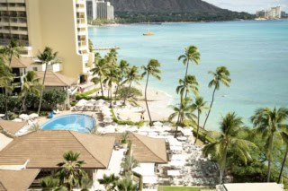 ラナイからの景色も、これまた絶景。ホテルのシンボルでもあるオーキッドを描いた屋外プールが望めます。そしてその先には、壮大なダイヤモンドヘッドも。ちなみにプールサイドのチェアは朝から争奪戦になるほど大人気スポットで、1日2回、午前と午後にお菓子が振る舞われるんだとか