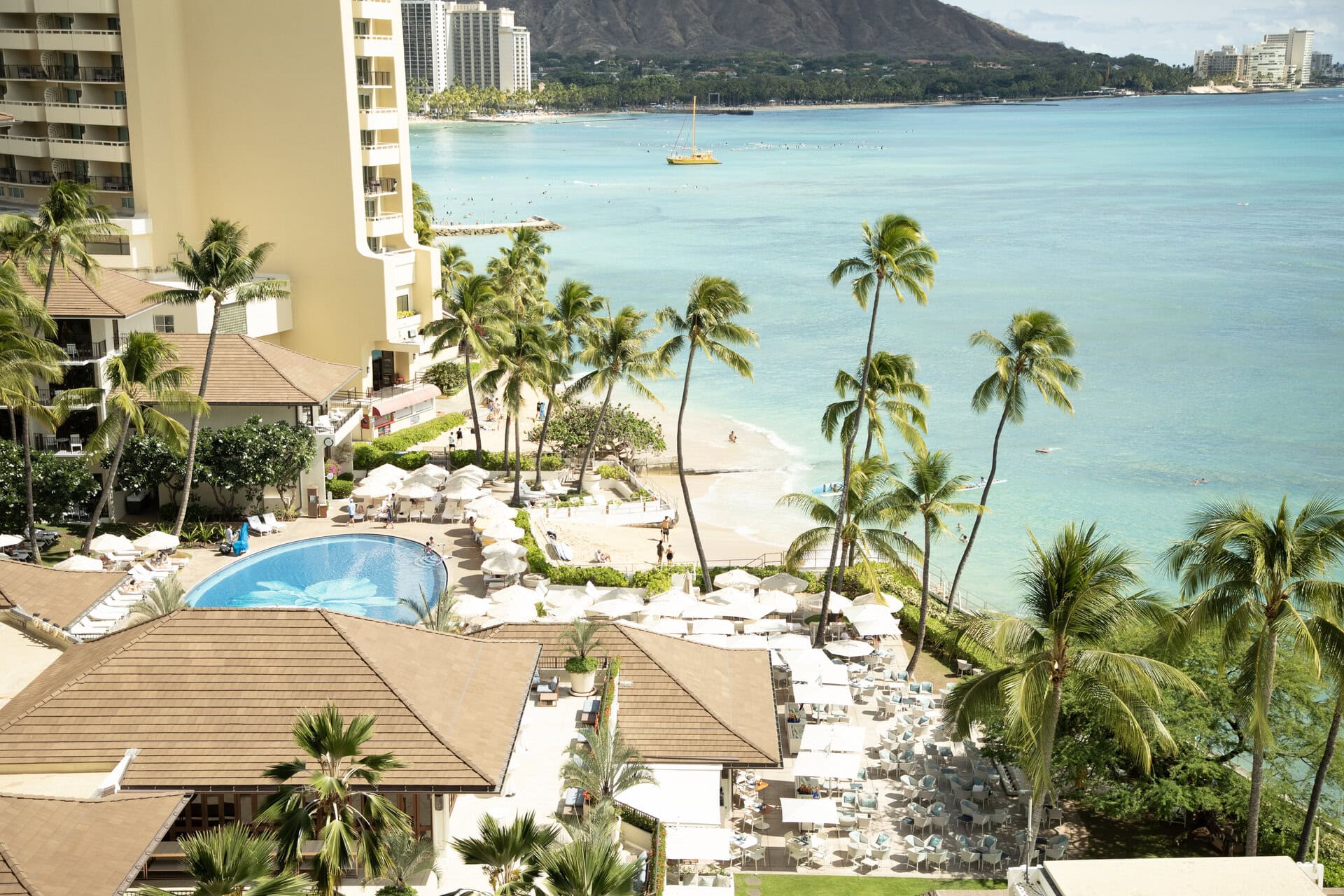 ラナイからの景色も、これまた絶景。ホテルのシンボルでもあるオーキッドを描いた屋外プールが望めます。そしてその先には、壮大なダイヤモンドヘッドも。ちなみにプールサイドのチェアは朝から争奪戦になるほど大人気スポットで、1日2回、午前と午後にお菓子が振る舞われるんだとか