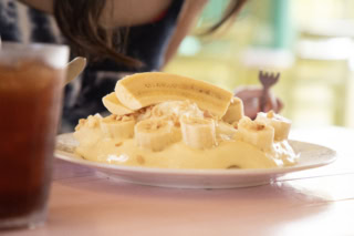 ボリューム満点のBanana＆Mac Nut Pancakeは$19.75