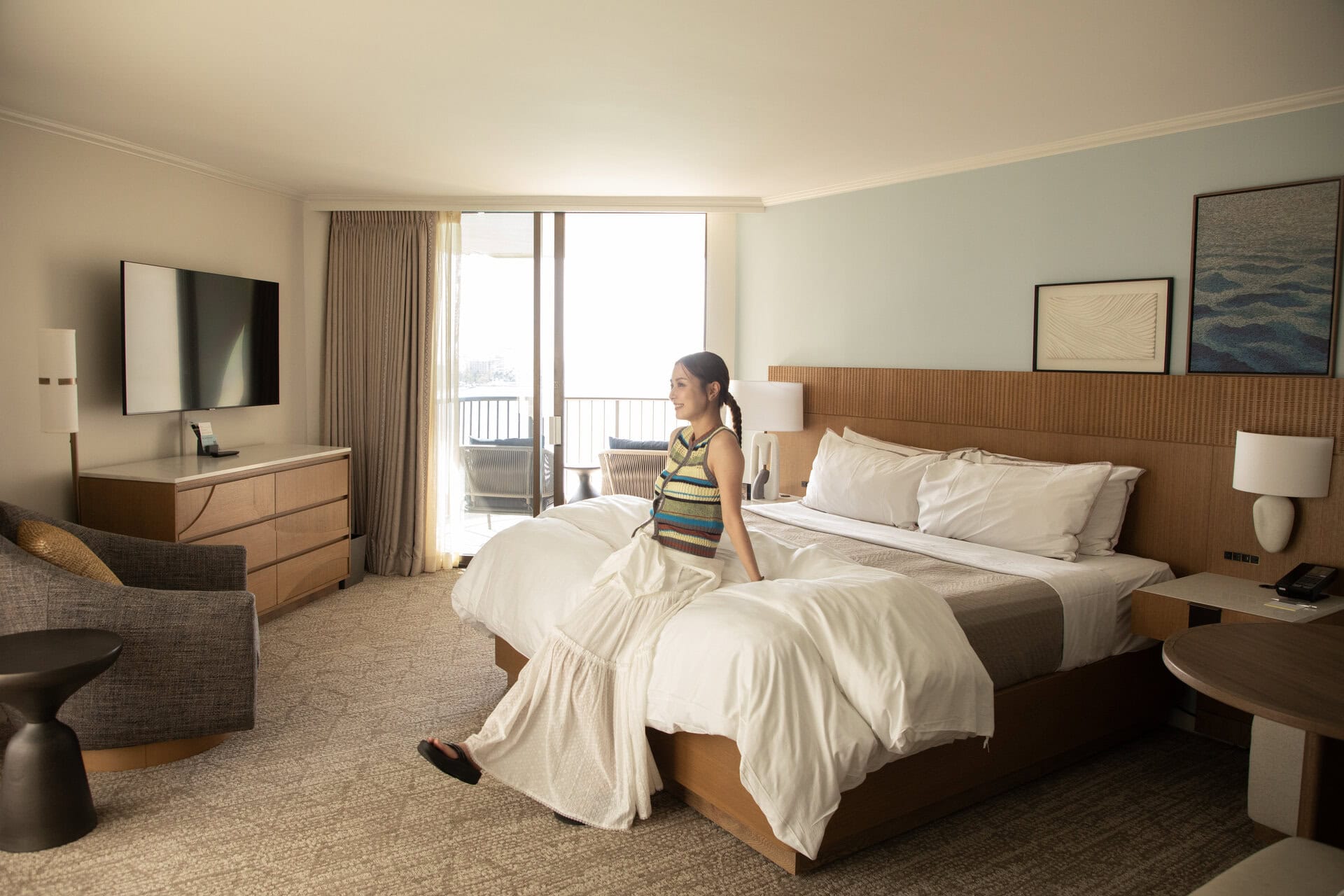 リニューアルされた客室はブルーをアクセントにした内装で、温かなウッドと相まって最高のリラックススペース。海が映える洗練された客室に、「心がほぐれる～」と理央さん