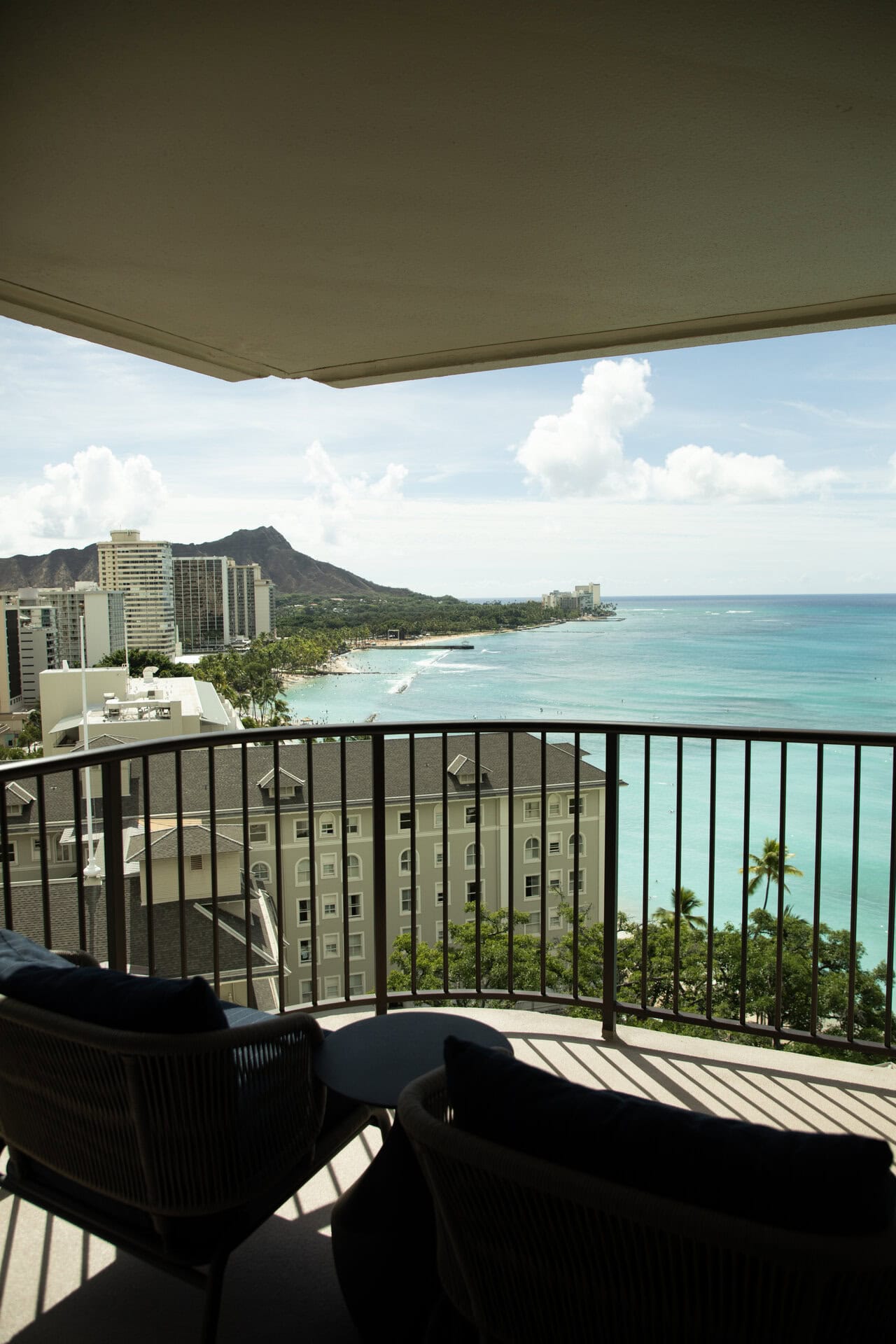 ずっとここにいてもいいくらい、贅沢な絶景を独り占め。ラナイに出れば、どうですかこのオーシャンビュー！ 目の前には透き通るほどのブルーが広がり、先にはダイヤモンドヘッドまでも一望できます