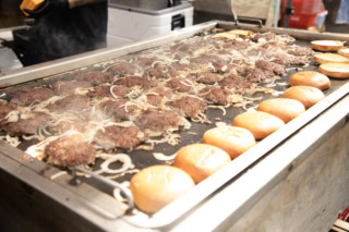 焼き色をつけたオニオンスライスがいい味を出してる！