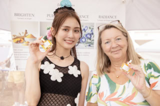 「私の肌が証明よ！」と言わんばかりの美肌を持つオーナー。1本$84