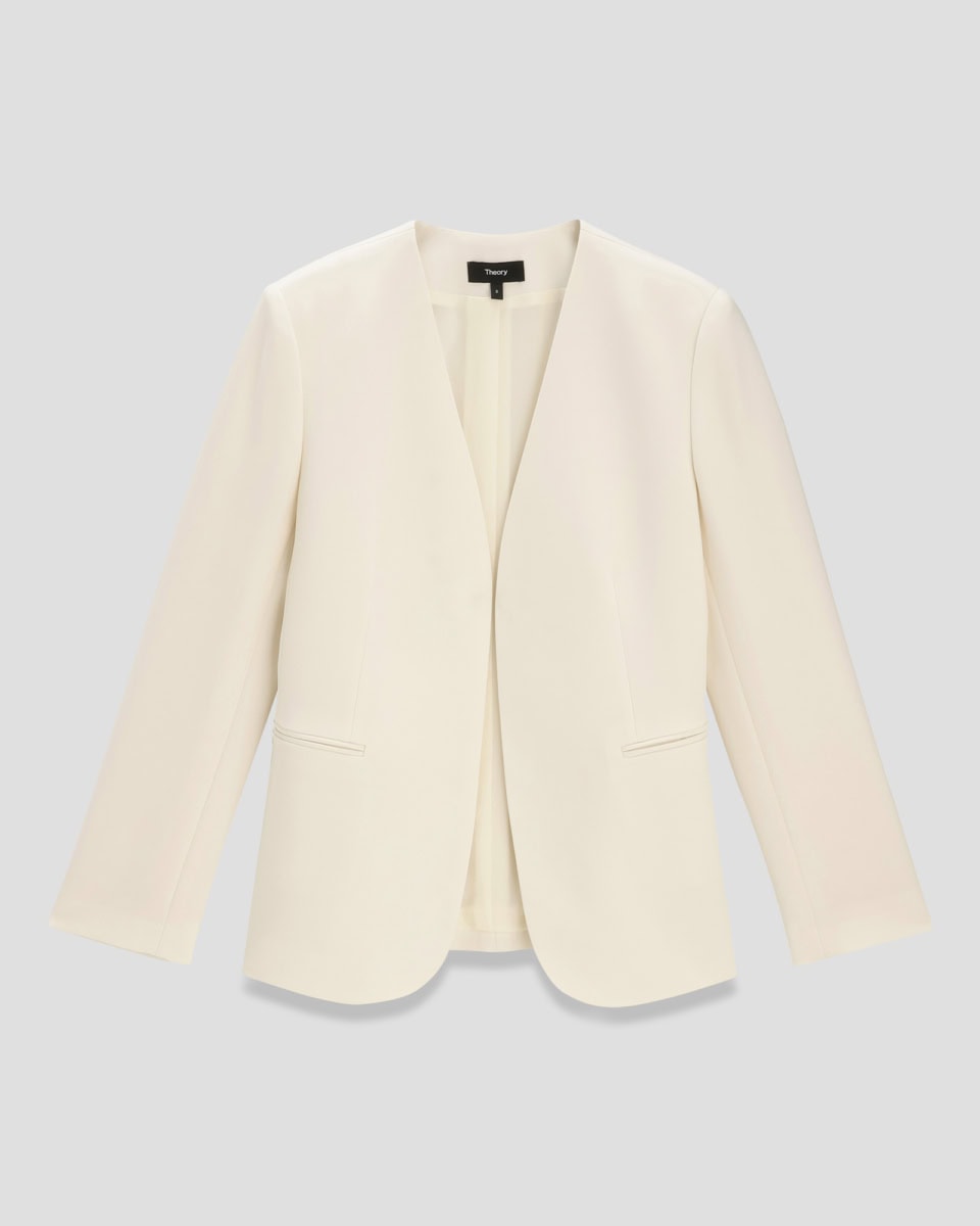 こちらが同素材で人気のホワイト系カラー、今季のカラー名はライス。確かに入学式の記憶を掘り起こすと、キレイ色をきていらっちゃるお母さま方も多かったように思います。