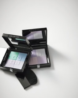 左から：プリズム·リーブル·プレストパウダー No.01、同 No.00 各¥7,480（共にパルファム ジバンシイ）