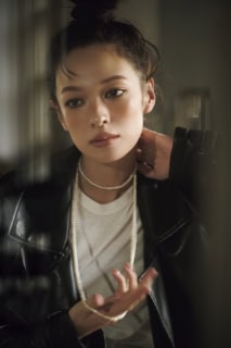 レザージャケット¥52,800（ジャッキー／ジャック・オブ・オール・トレーズ プレスルーム）、パールネックレス¥35,200（Pearl for Life／ロードス）、Tシャツはスタイリスト私物