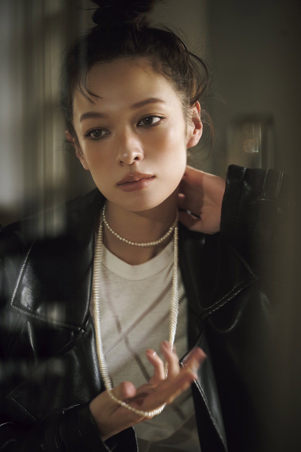 レザージャケット¥52,800(ジャッキー/ジャック・オブ・オール・トレーズ プレスルーム)、パールネックレス¥35,200(Pearl for Life/ロードス)、Tシャツはスタイリスト私物