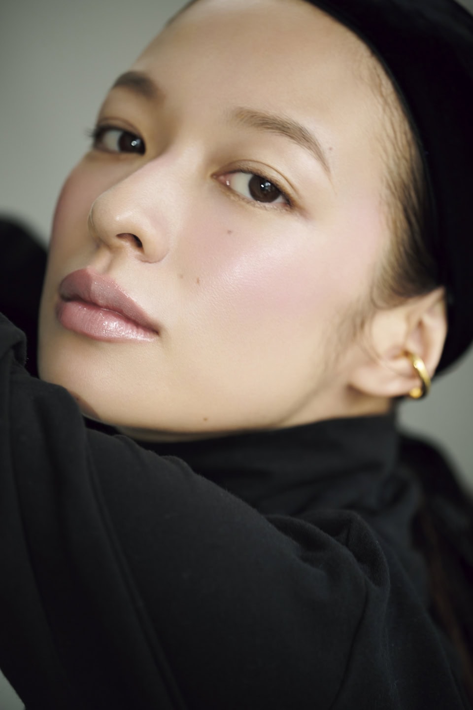 ブラックタートルトップス¥22,000（チルコロ／トヨダトレーディング プレスルーム）、その他スタイリスト私物