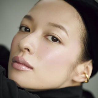 顔を引き上げ、ピュアに魅せる【ディオール】プロ顔負けに仕上がる「青みピンク」チークは買い！