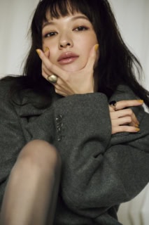 グレーロングコート¥39,600(シールームリン/シールームリン 神宮前店)、左手のシルバーリング¥25,300、右手のオニキスリング¥22,000(共にvv/ロードス)、タイツはスタイリスト私物