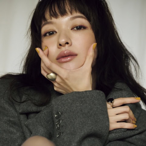 洒落感が加速する洗練カラー【エルメス】ライラックの目元にイエローの手元で冬コーデ華やぐ♡