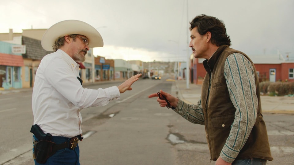 陰謀論うずまくSNSに影響されまくると…⁉『エディントンへようこそ』ほか【12月注目映画2選】