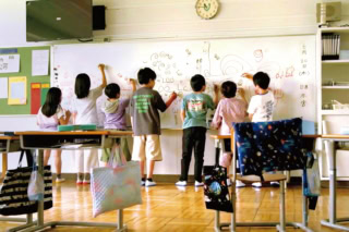 電器店を営むデフの父・和彦（毛塚和義）と弟と3人で暮らす夏海（長澤樹）。ある日、和彦がクルド人一家ともめごとを起こしてしまい、夏海とクルド青年・ヒワ（Y・フラット）が通訳として駆り出されるのだが