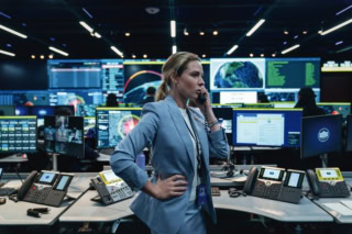 ある日、出どころが分からないミサイルが米国本土に向けて発射されたことが確認される。