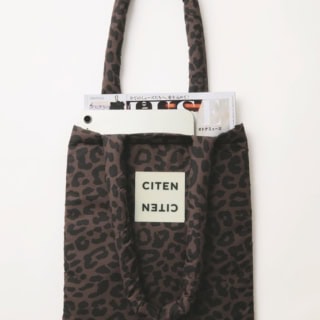 雑誌がちょうど入るサイズ感です。A4の書類やiPadの持ち歩き用にも。