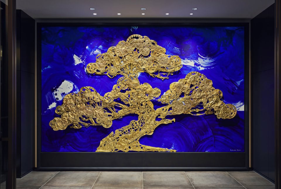 エントランスでまず目に飛び込んでくるのは、金箔の松。金沢の街で実際に使われていた鉄の道具を集めて形作り、贅沢に金箔をあしらっているのだとか。加賀を治めた前田家にちなんだ群青色と、地元を代表する金箔。まさに金沢という土地そのものを映し出した一枚。