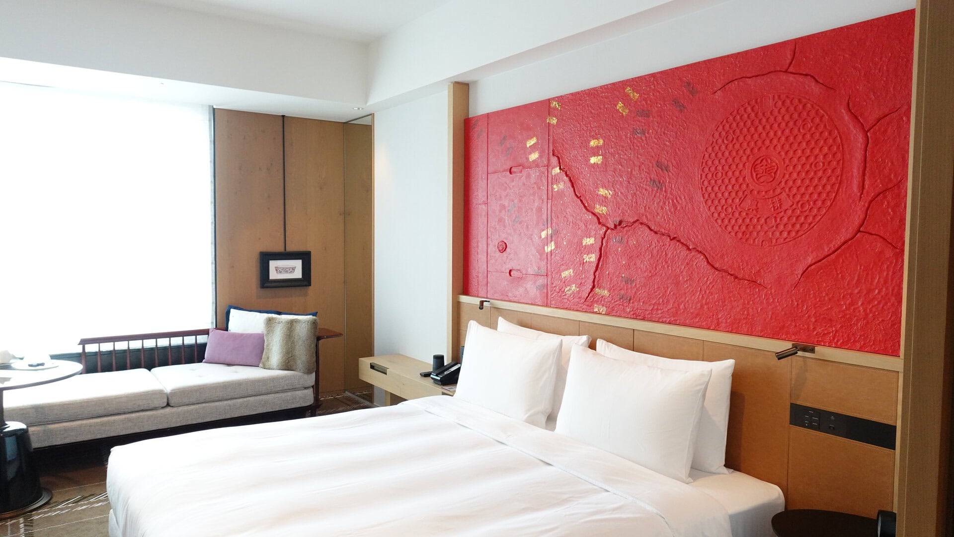 ダブルルームの室内はこちら。ベッド上には、金沢の路傍に和紙を敷き、割れやマンホールのかたちを型どったアートワーク。