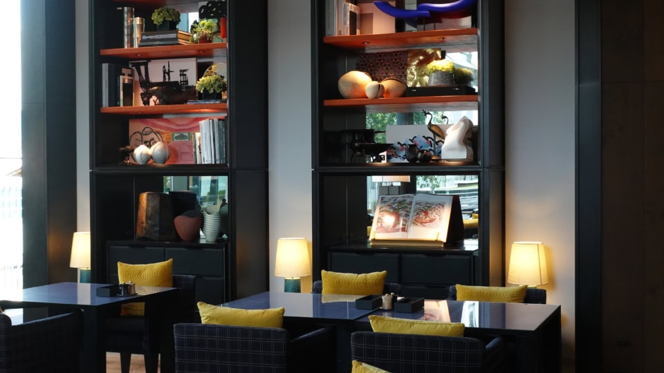 レストラン「FIVE – Grill & Lounge」にて。壁にもぎっしりと展示された作品たち。