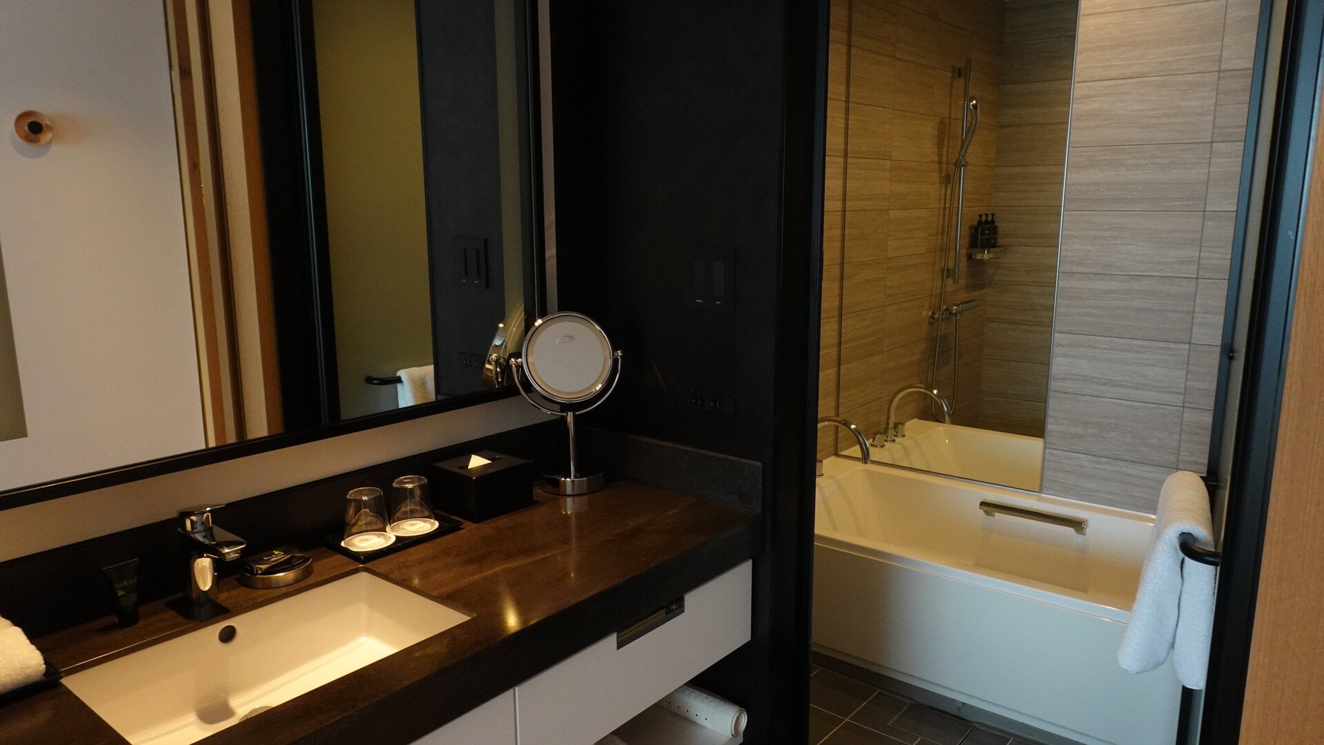 バスルーム＆メイクルームも広くて快適。ホテルって最高！