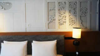 このお部屋のためだけに用意されたインテリアやアートが満ちる唯一無二の空間。