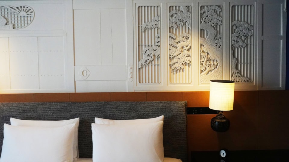 このお部屋のためだけに用意されたインテリアやアートが満ちる唯一無二の空間。