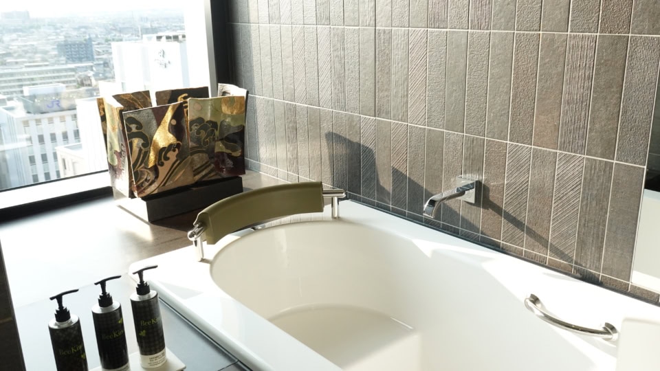 お風呂に浸かりながら、アート作品と日本海を望むオーシャンビュー。なんという贅沢!