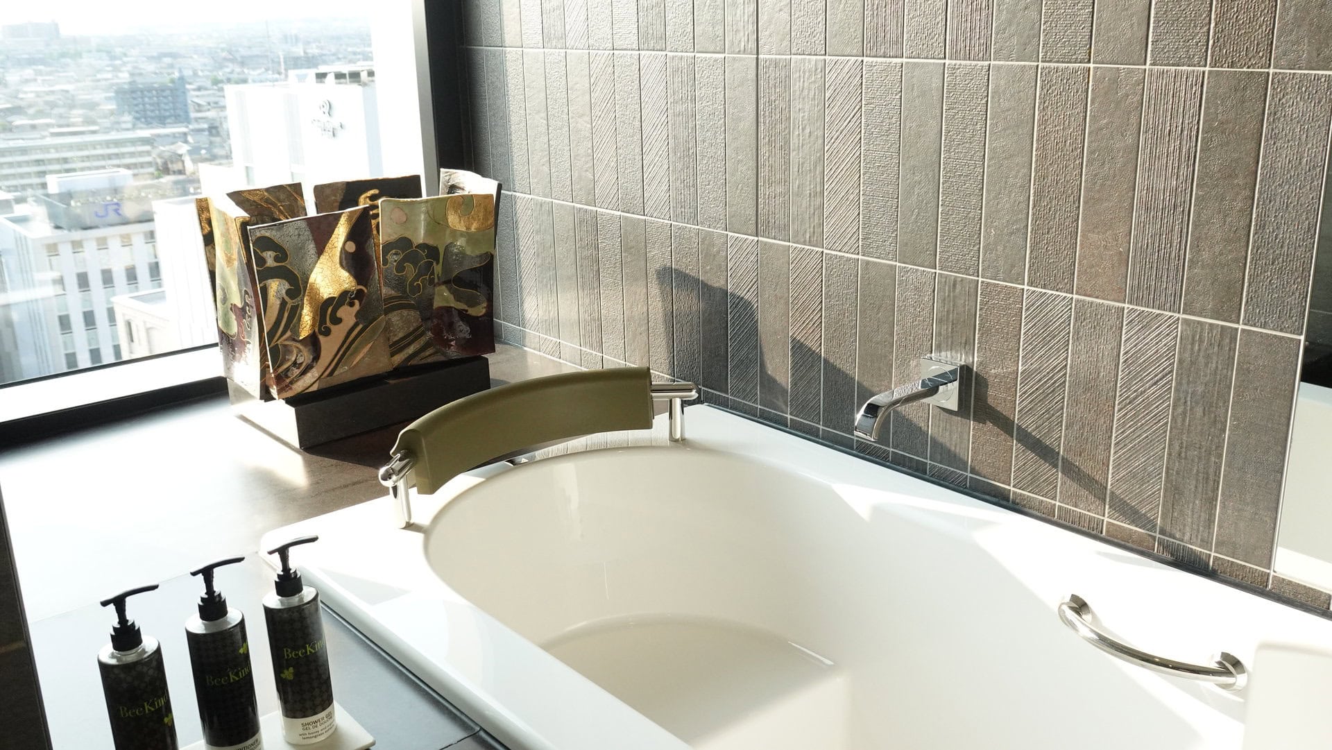 お風呂に浸かりながら、アート作品と日本海を望むオーシャンビュー。なんという贅沢！