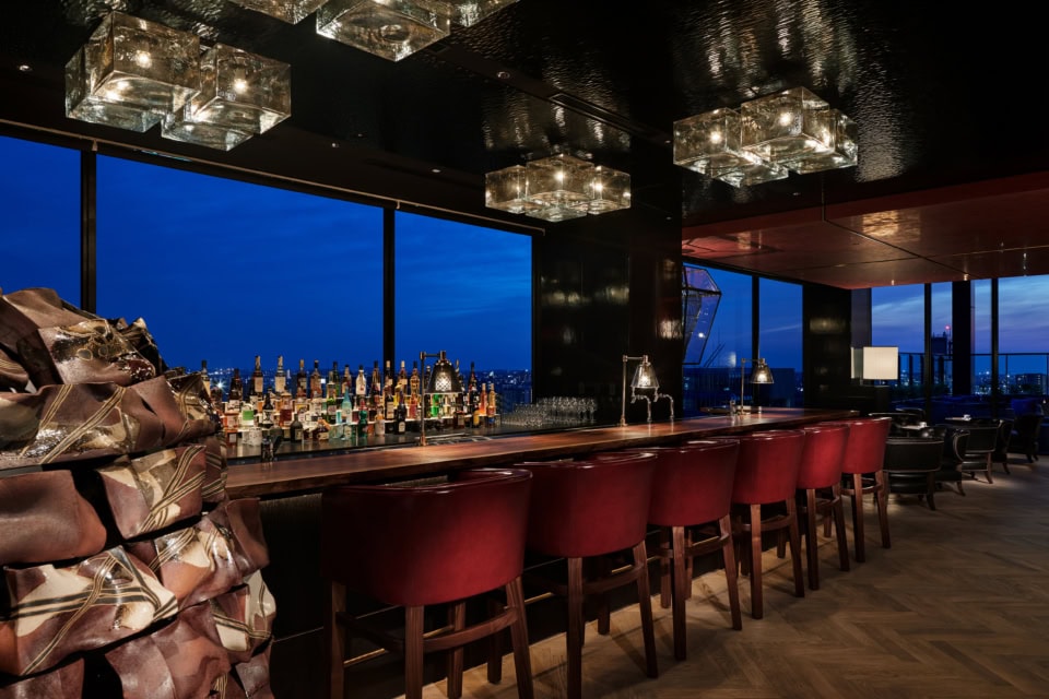 最上階に位置するルーフテラス バー。
