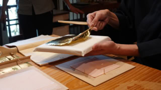 職⼈さんが金箔を仕上げていく過程を間近で拝見。