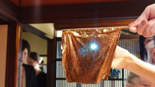 紙のように引き伸ばされた金箔って、ライトの光が透けてみえるほど薄いんです。