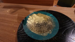 ②散らした後、紙で抑えて密着させます。目の細かさを変えながら濃淡をつけていく過程に苦戦……。