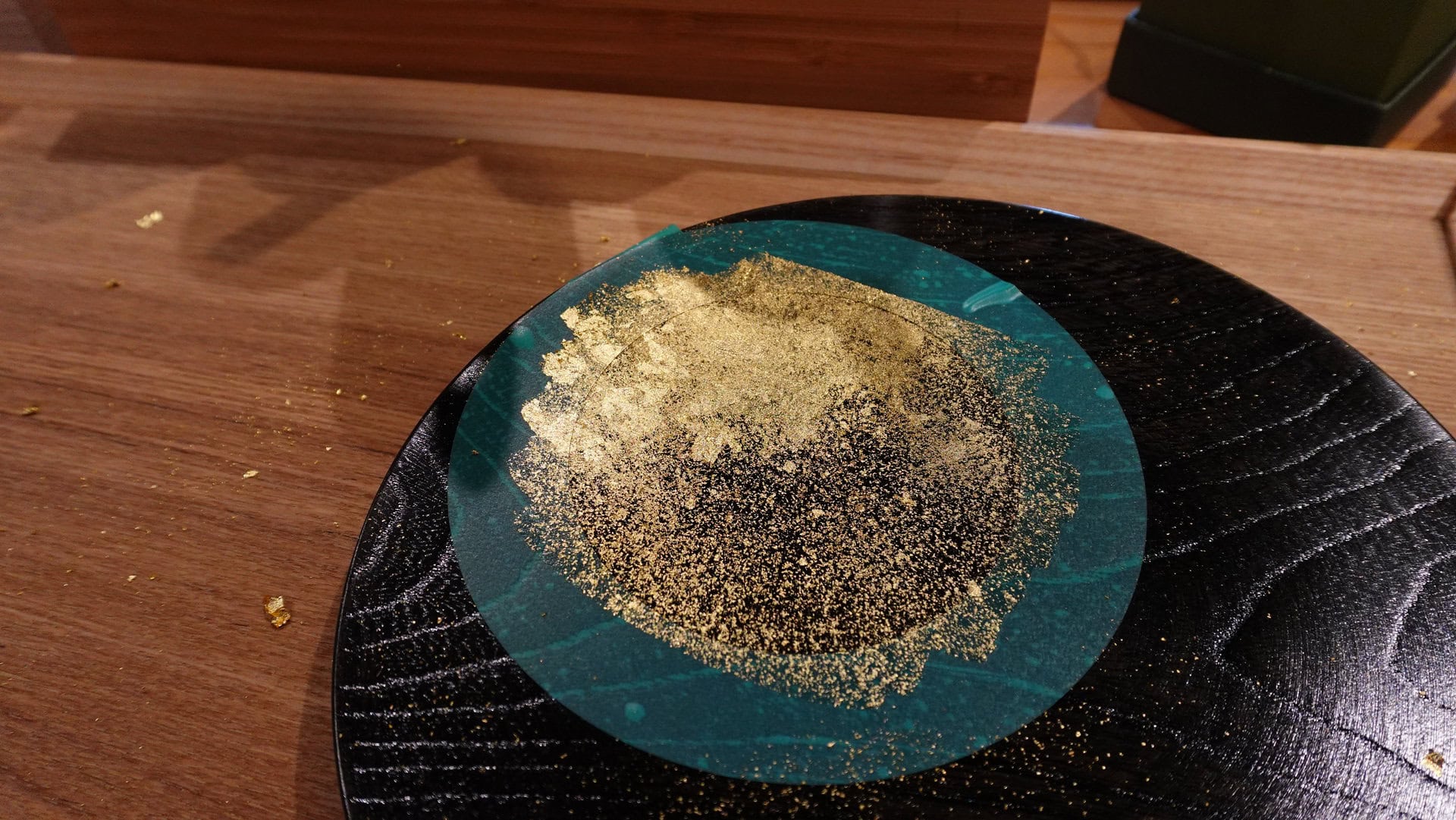 ②散らした後、紙で抑えて密着させます。目の細かさを変えながら濃淡をつけていく過程に苦戦……。