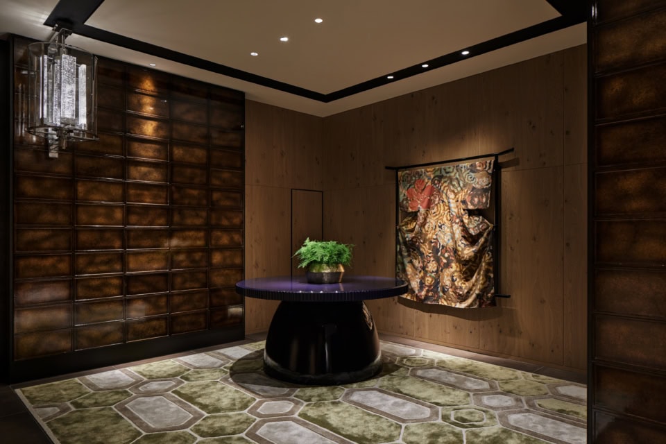 奥へ進むと、旅の疲れを取り払ってくれるようなエレベーターホール。