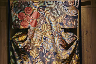 衣桁にかかっている着物には、近くで見ると金沢の古地図が下刷りされているんです。こうして間近で楽しめる作品が館内の随所に配置。