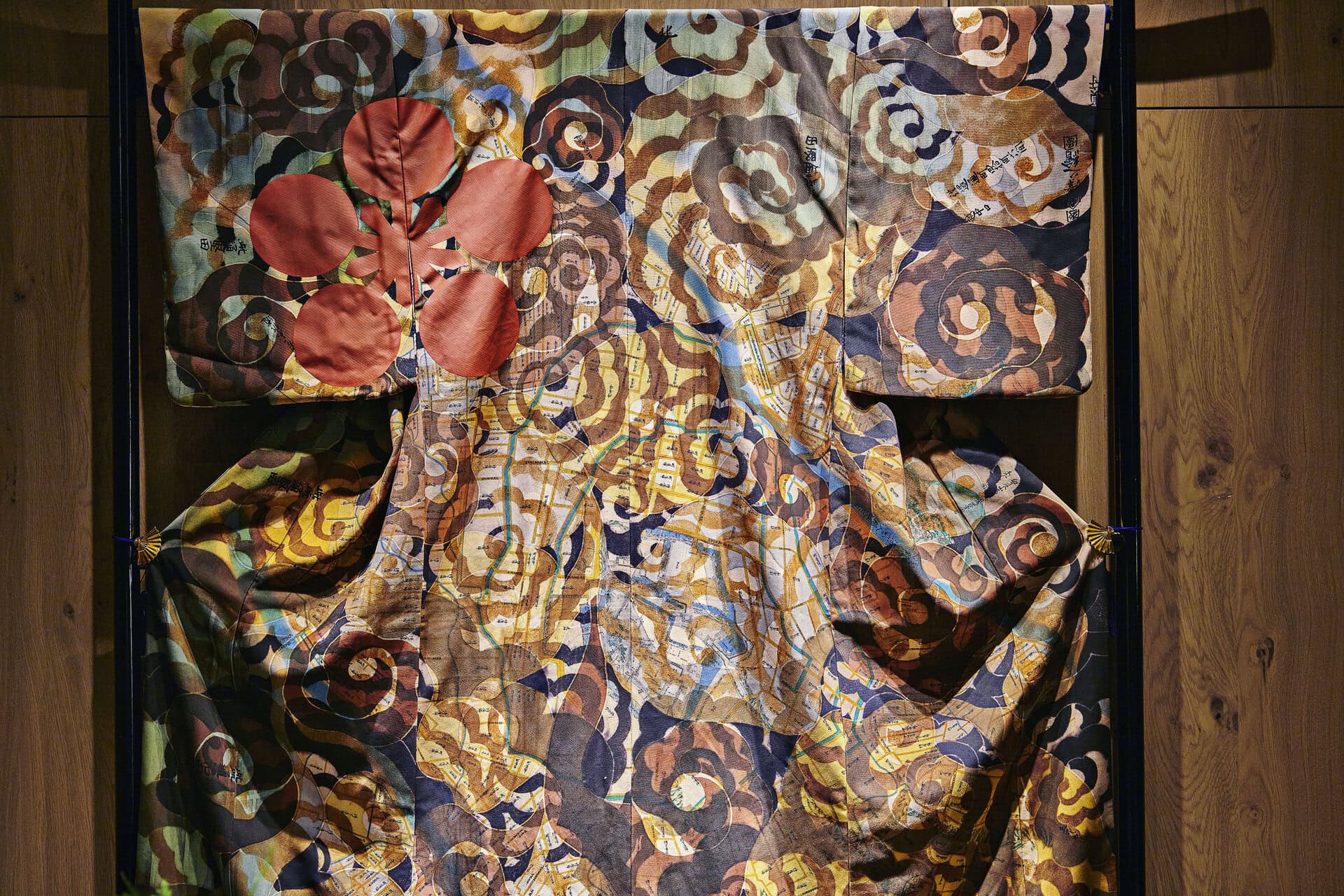 衣桁にかかっている着物には、近くで見ると金沢の古地図が下刷りされているんです。こうして間近で楽しめる作品が館内の随所に配置。