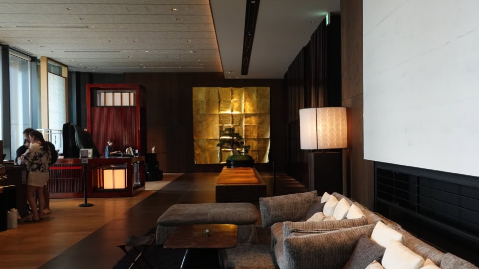 チェックインロビー。奥になにやら黄金に煌めく金箔が……?