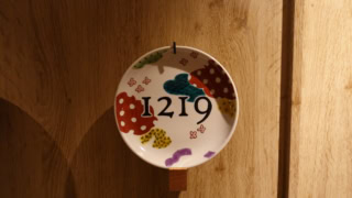 お部屋のルームサインは九谷焼。エレベーターホールからお部屋に向かうまで、すべて異なるデザインになるように配置されているそう。彩り豊かな作品の中からお気に入りを探してみるのもいいですね。